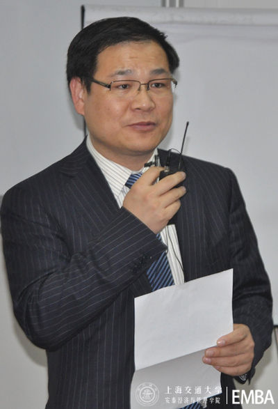 交大安泰經管學院院長助理、EMBA項目主任任建標主持論壇