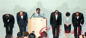 7月7日，韓亞航空公司社長尹永斗等公司負責人就飛機失事向國民鞠躬道歉。