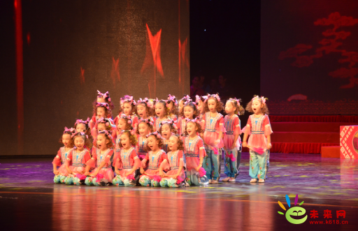 現代采釣娃的精彩表演(未來網記者攝)