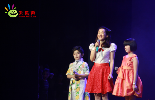 主持人小鹿姐姐和兩位小主持人的完美組合(未來網記者攝)