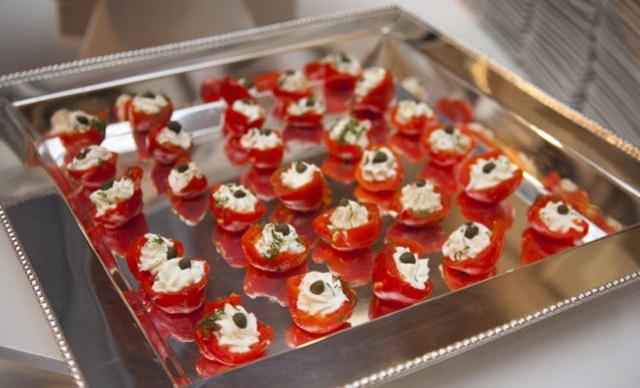 貼心服務：包括放在銀盤上櫻桃慕斯蛋糕在內的美味點心，以及由幾位供應商在舒適的休息區供應零食，讓客人們享用.?