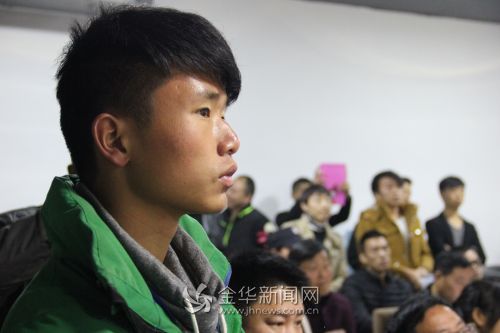 橫漂現(xiàn)場圍觀