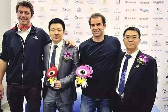 開業慶典:都是要照鏡子整一整