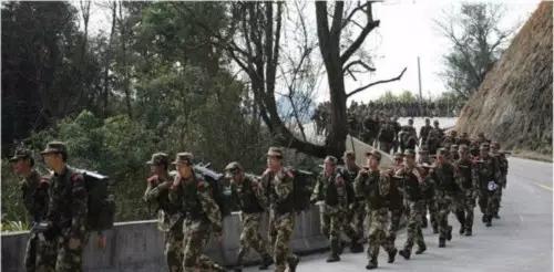 開業慶典:都是要照鏡子整一整